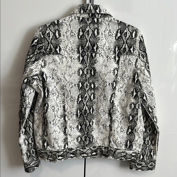 BLANK NYC NWOT Women's Oversized Snake Print Denim Jean Jacket, Size XS - Picture 5 of 10
